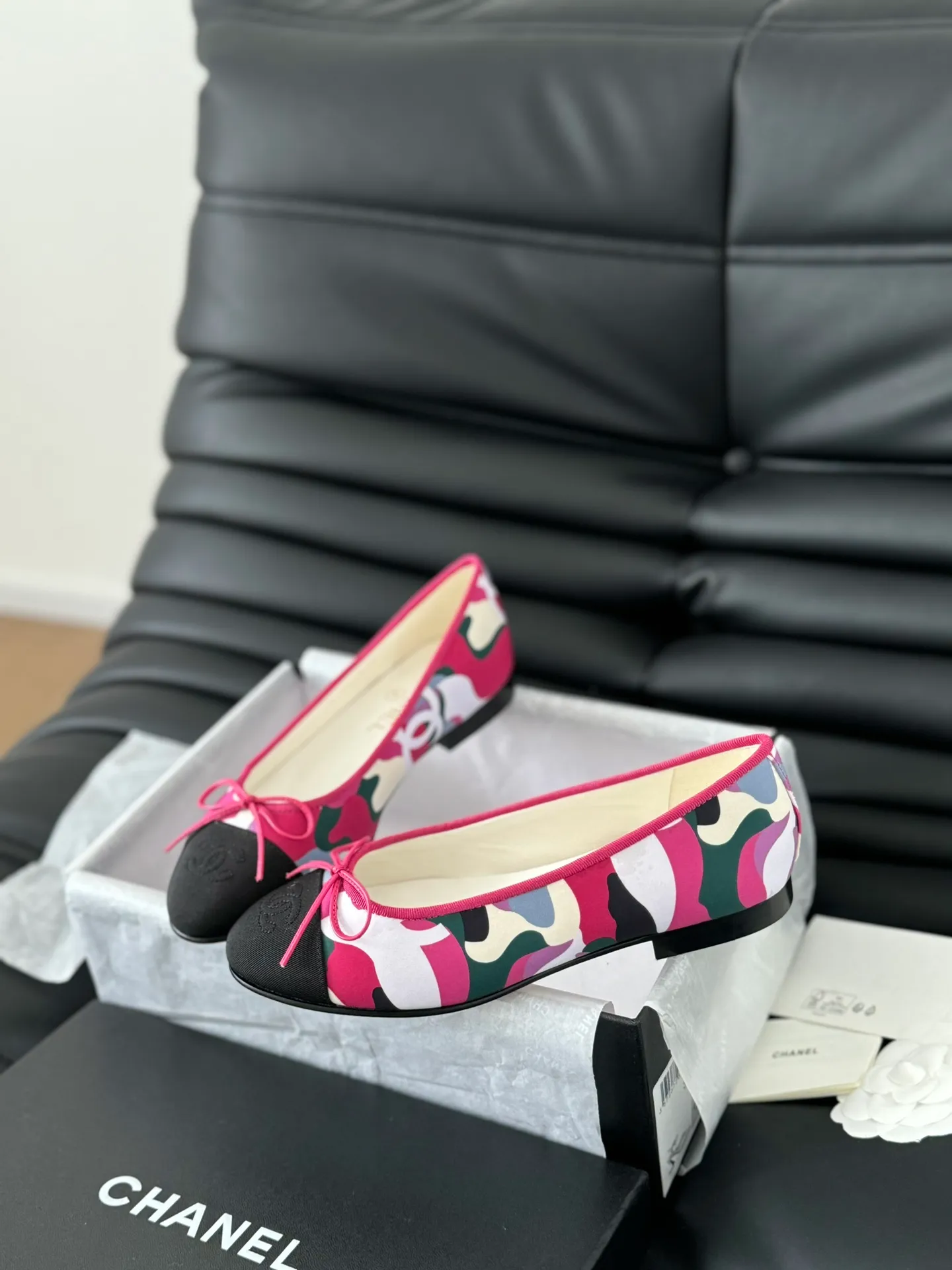 👟👟Ex-factory price 480👟👟 Purchasing-grade Chanel new color ballet shoes, original 1:1 replica, a classic among classics, perfect whether paired with trousers or skirts. The small round toe design is very good at modifying the foot shape, a must-have for little fairies! Heel height: 2.5cm Size: 35-41 (40/41/42/43 customized, non-refundable)